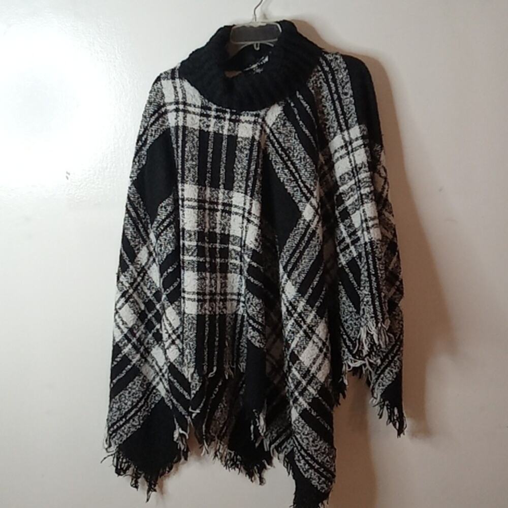 Steven Madden women's one size black white plaid poncho. Cozy and Comfy.